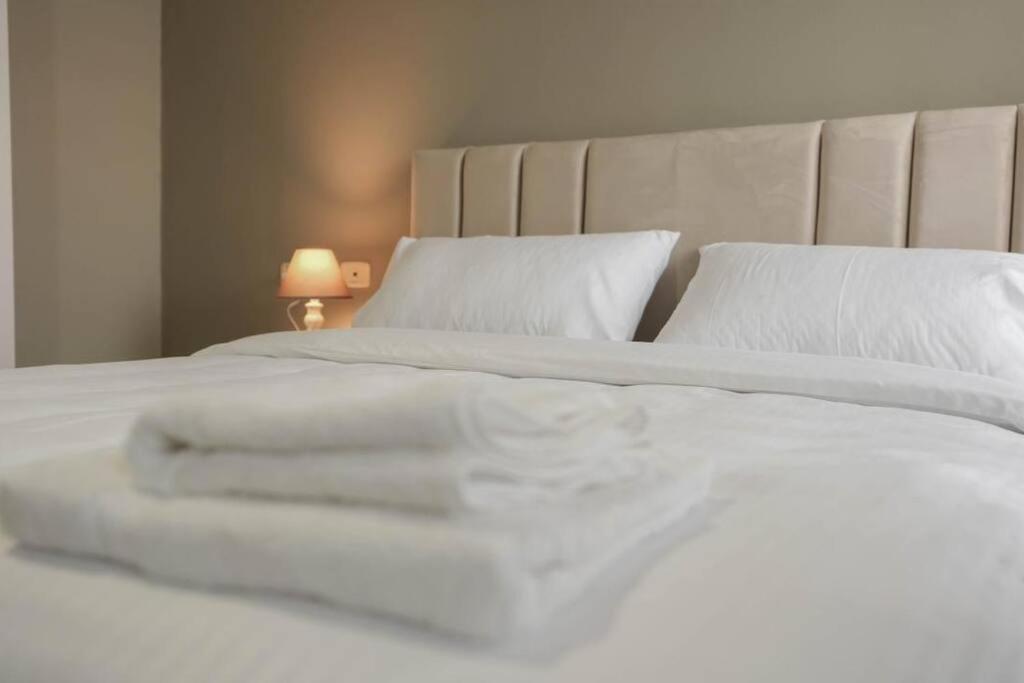 Staycation, City Center Apartment With Balcony Tirana Exterior foto