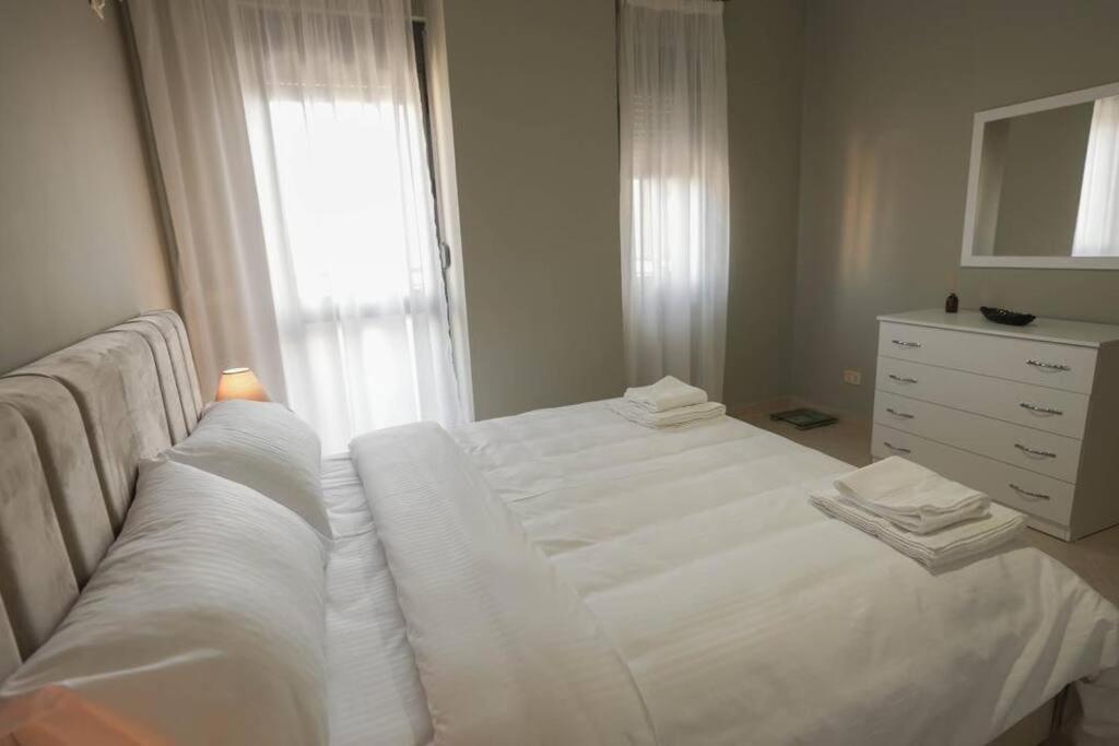 Staycation, City Center Apartment With Balcony Tirana Exterior foto